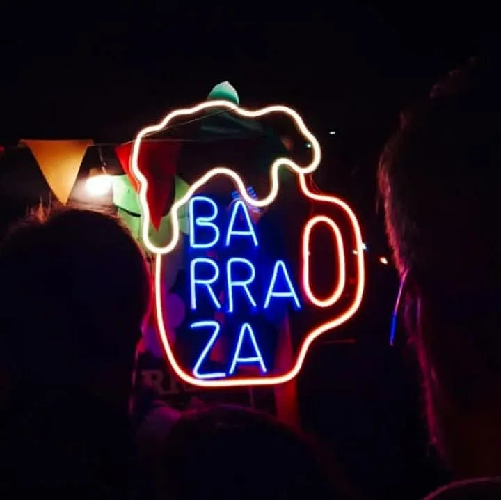Buscá la jarra de neón