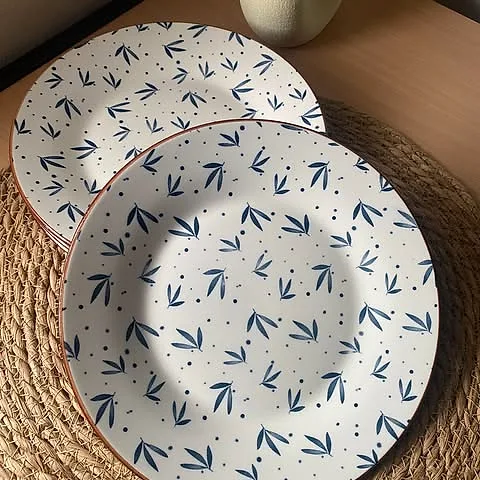 Plato hojitas azules