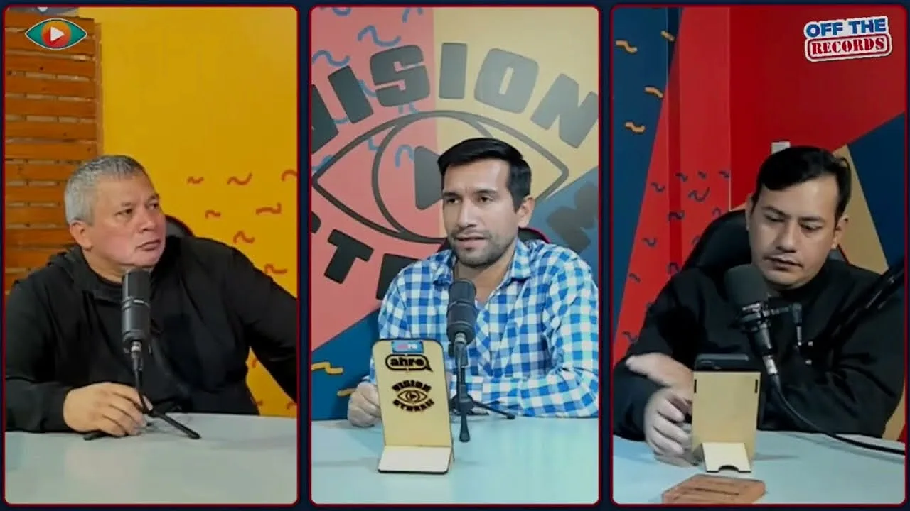 Tres conductores de AHRE en el estudio con micrófonos