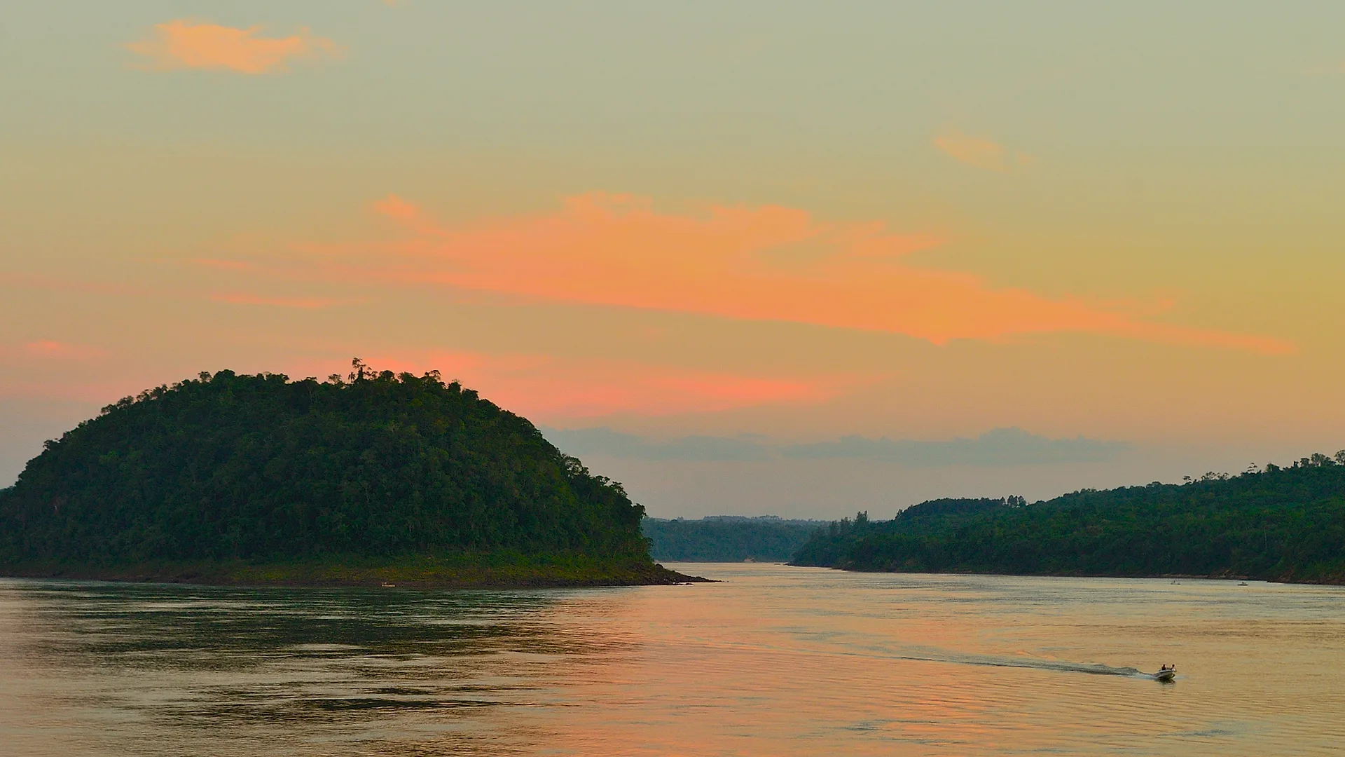 El río Paraná al atardecer, con una isla boscosa