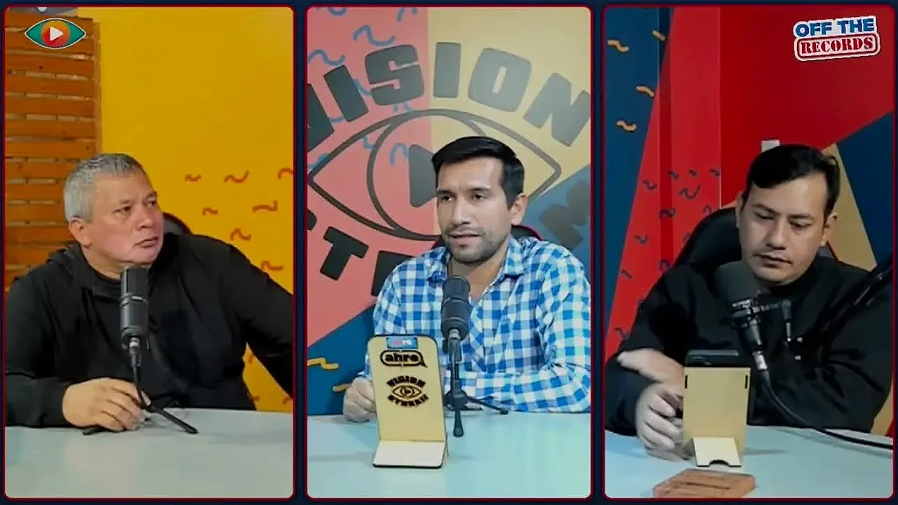 Tres conductores de AHRE en el estudio con micrófonos