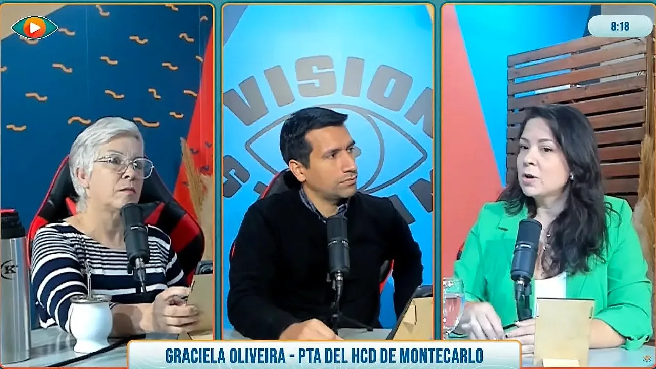 Tres invitados en el estudio de Vision TV Stream con micrófonos